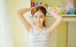 女子澡堂洗澡被偷拍